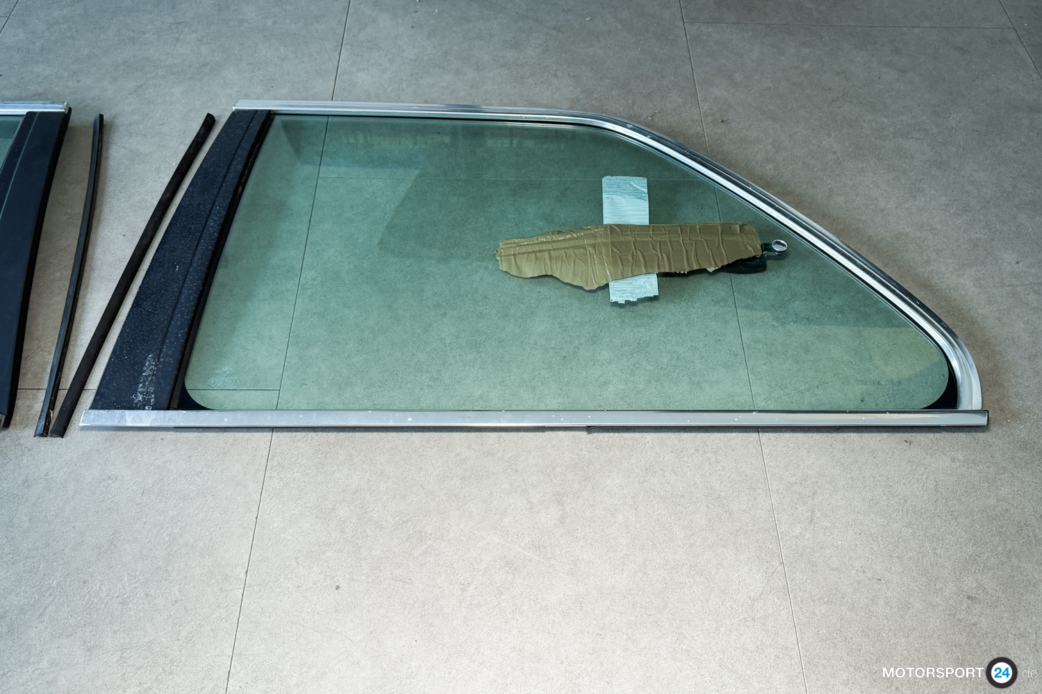 BMW M3 E30 Ausstellfenster hinten Colorverglasung BMW M3 E30 Ausstellfenster hinten Colorverglasung